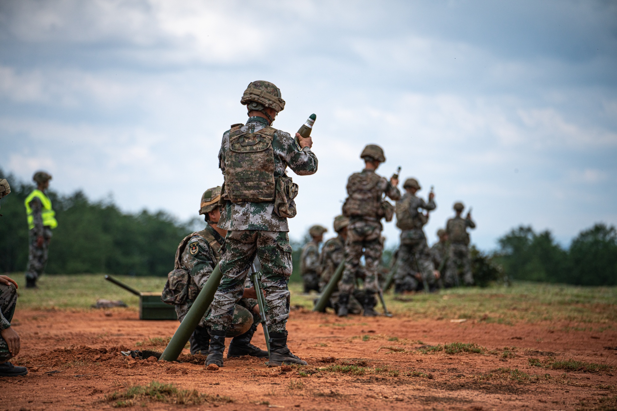 陆军第75集团军某旅开展迫击炮实弹射击考核