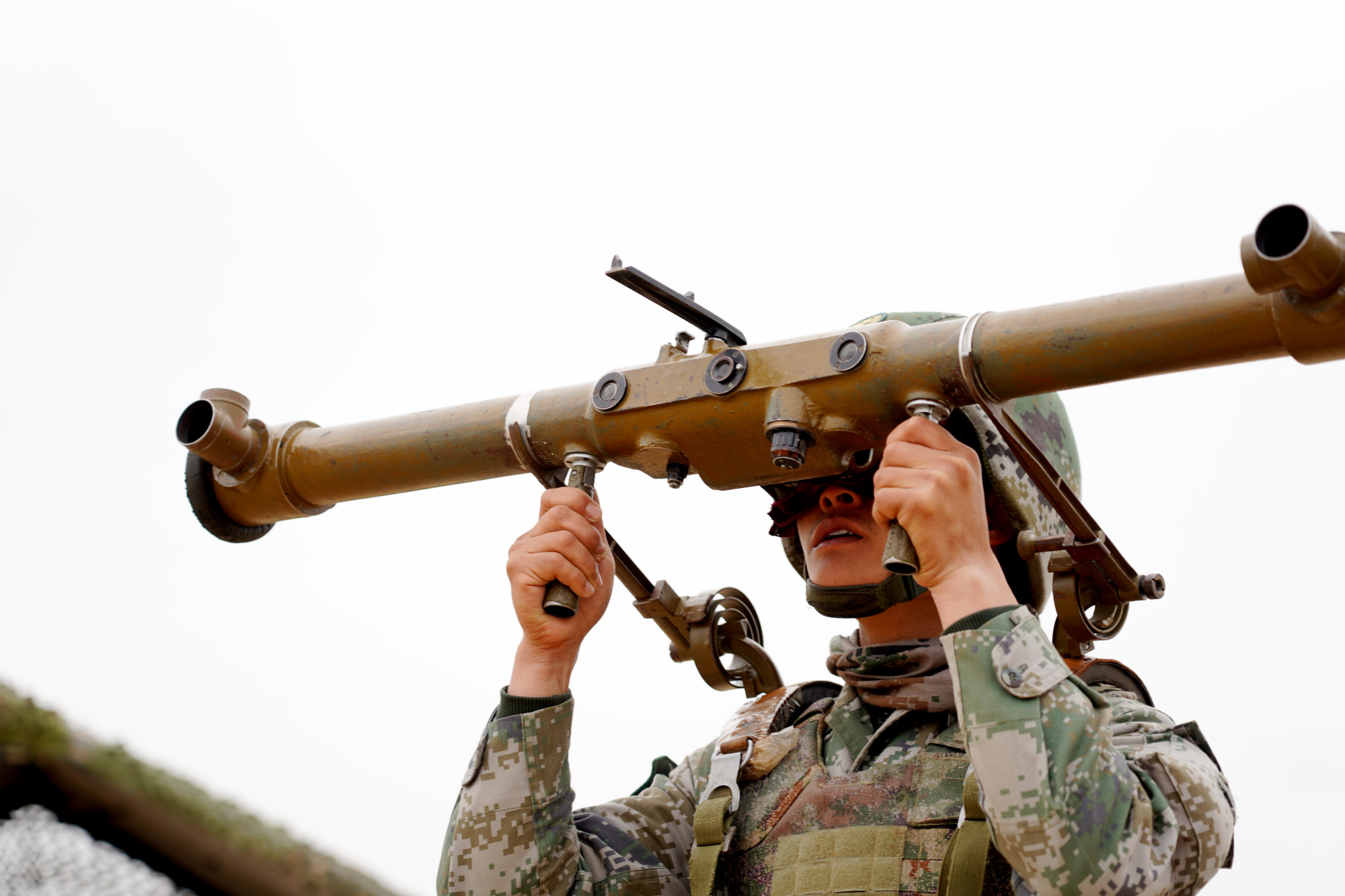 陆军第80集团军某合成旅展开多型重火器实弹射击演练_央广网