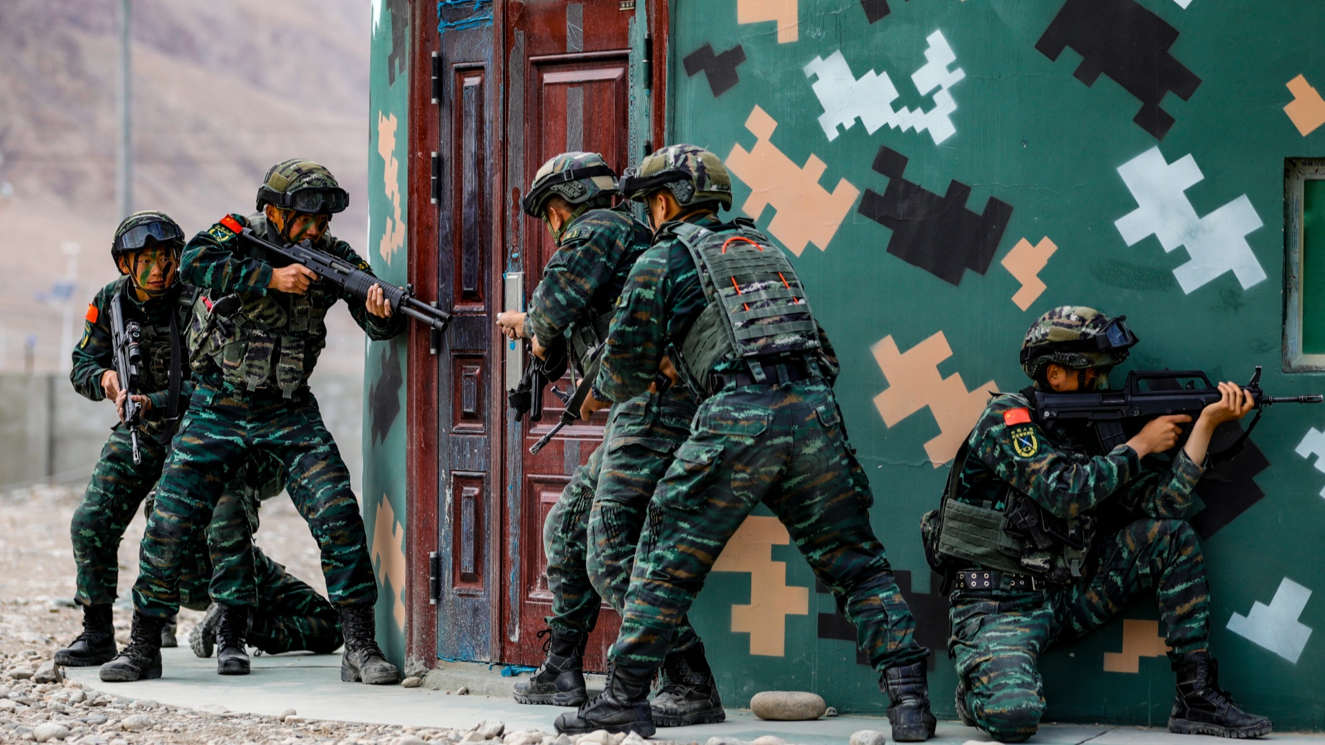 现场直击武警特战队员演兵帕米尔高原