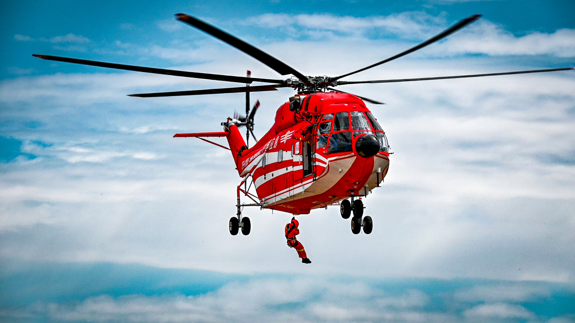 直升机消防员看蓝朋友的机索滑降实操训练