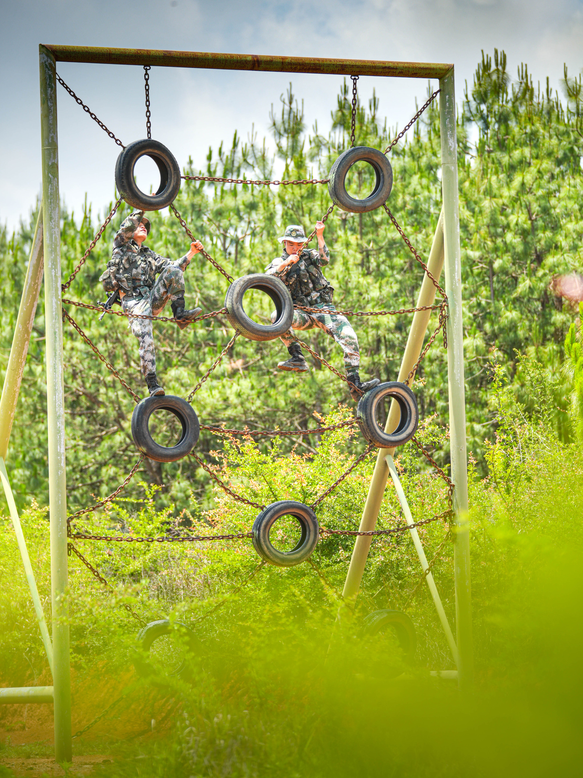 南部战区某特战旅利用野外驻训时机开展多课目综合训练