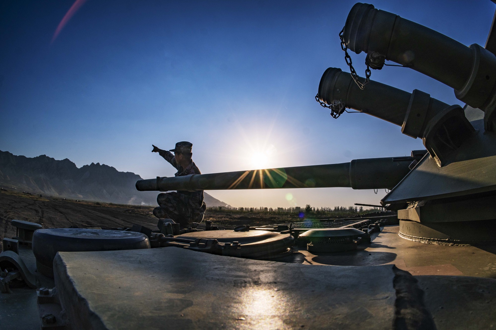 地表温度48陆军第81集团军某旅开展装甲兵战斗射击考核