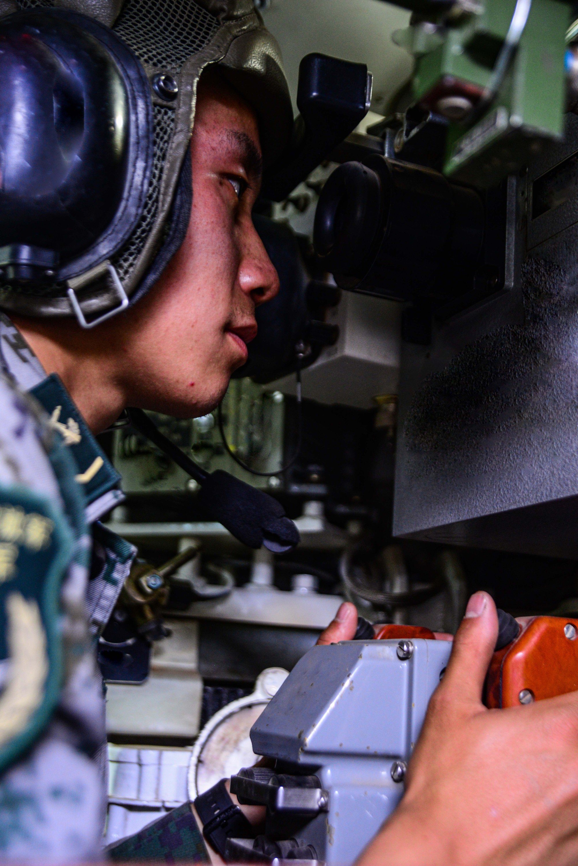 地表温度48陆军第81集团军某旅开展装甲兵战斗射击考核