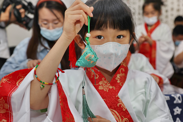 学习体验的方式参与了诵读端午诗歌,点红启智,佩香囊,旱地龙舟赛,传统