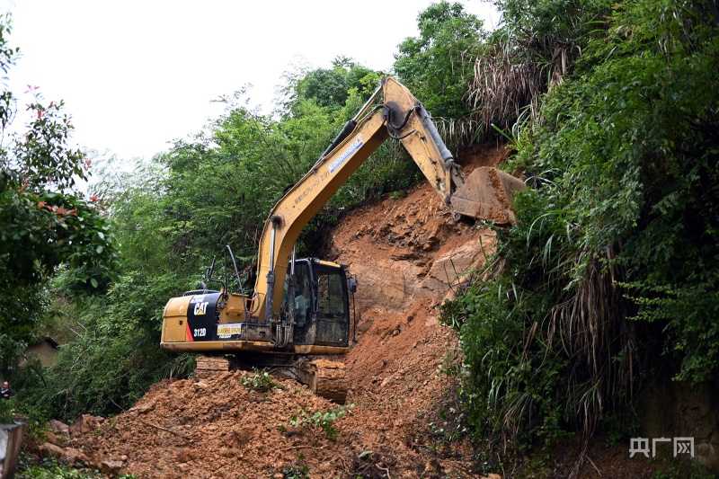 山体滑坡道路受阻 新邵潭府乡4小时抢通_央广网