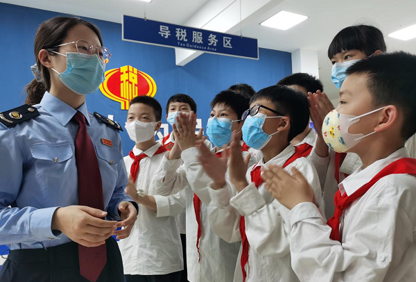 淮安办税厅里新安小学同学的童言童语