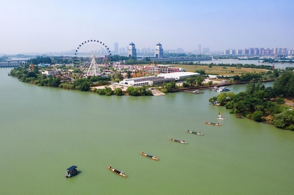 扬州:飞桨逐浪赛龙舟   休闲娱乐过端午
