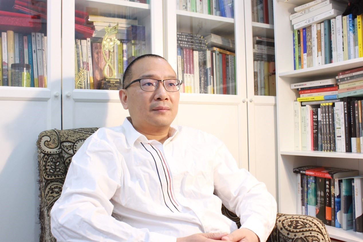 作家韩浩月我为何坚持与考生一起上考场写作文