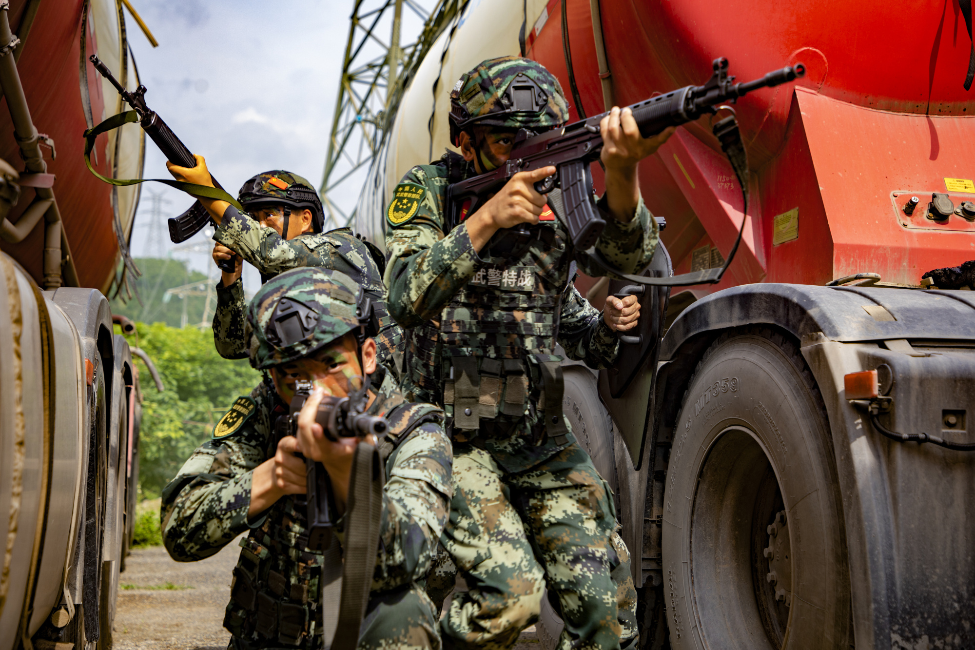 广西梧州:武警官兵开展综合战斗演练