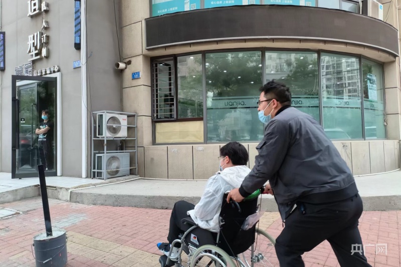 高考首日|大连残障考生和“意外受伤考生”安排得很暖很周全_央广网