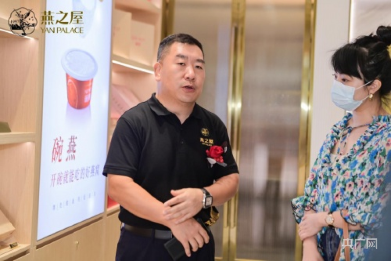 李有泉进行发言(央广网发 受访者供图)燕之屋企业始于1997年,24年专注