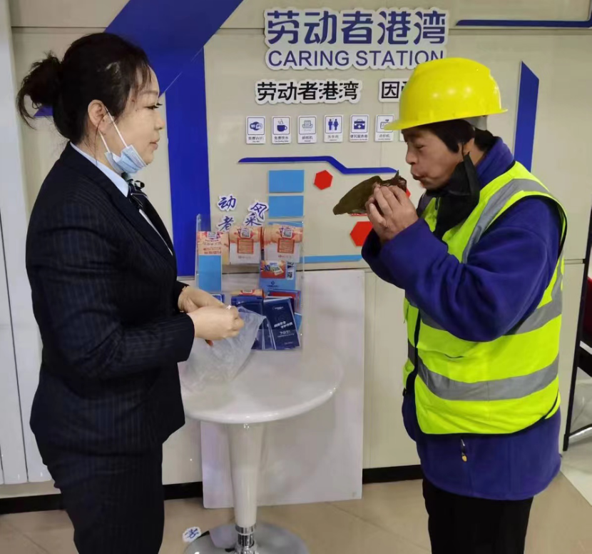 建设银行七台河分行劳动者港湾传递服务温情