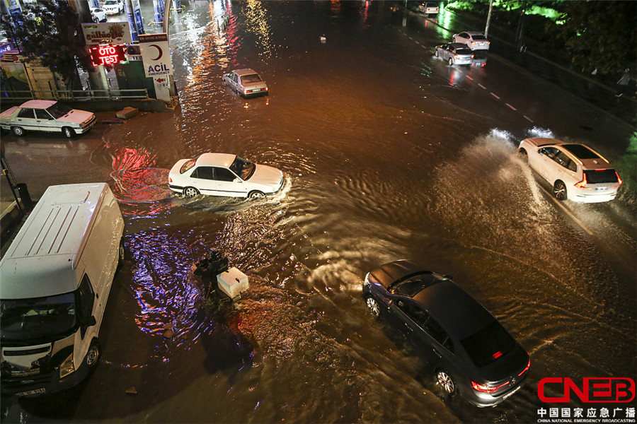 土耳其首都安卡拉暴雨引发洪水街道被积水淹没