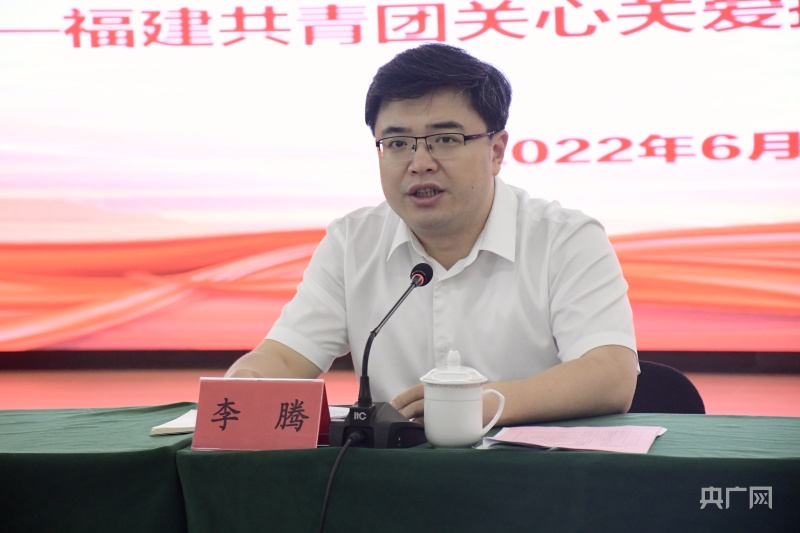 共青团福建省委员会副书记李腾在座谈会上发言(央广网记者 龚雯摄)"