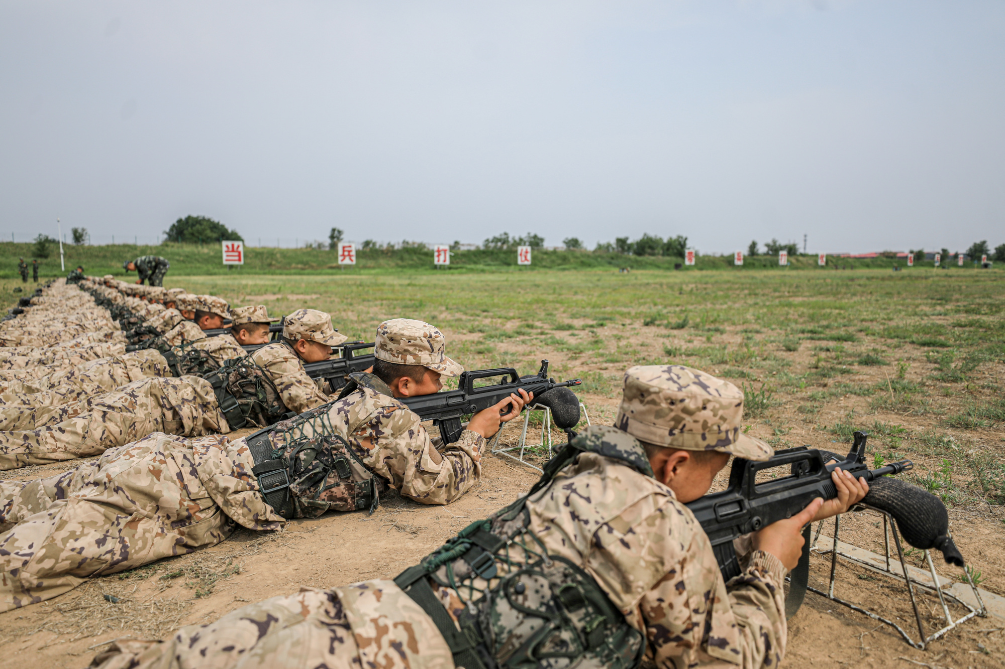 武警天津总队新兵团开展射击预习训练