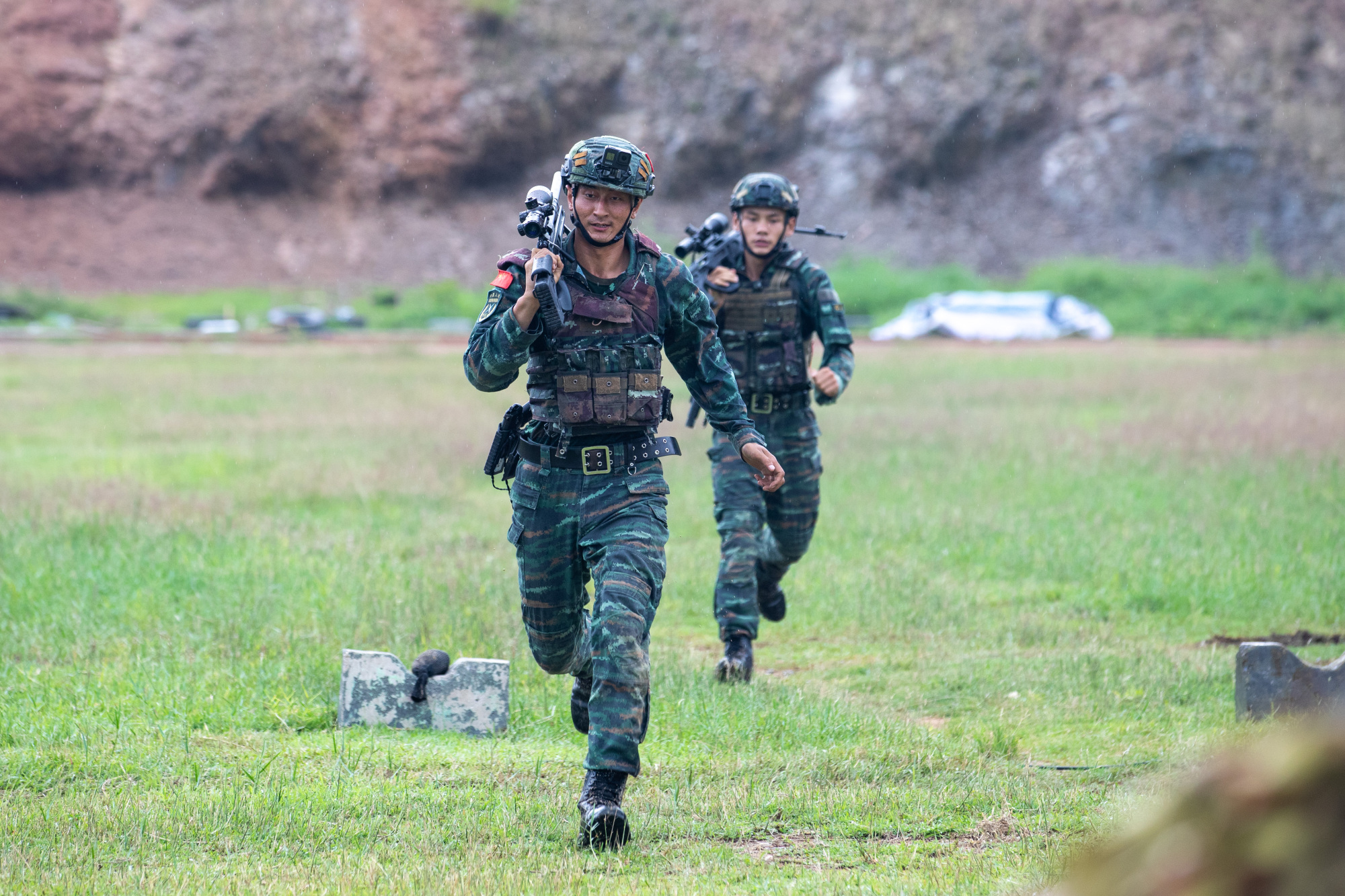 广西北海：武警特战队员开展实弹射击训练央广网 8237