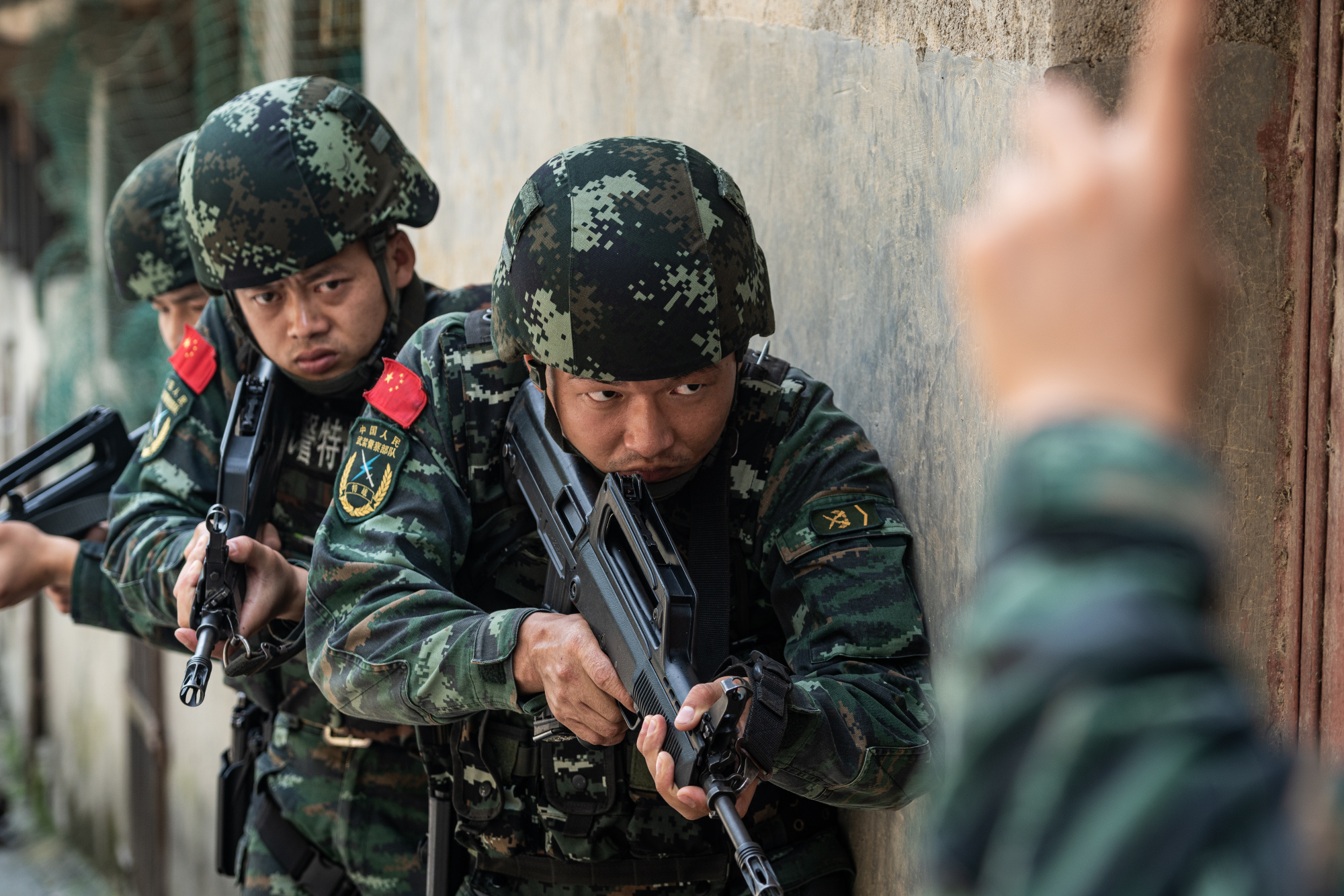 武警云南总队临沧支队组织特战队员展开野外驻训