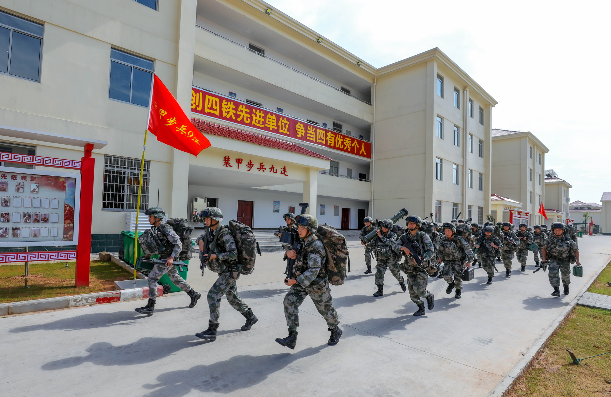 陆军第72集团军某旅开展战备拉动演练