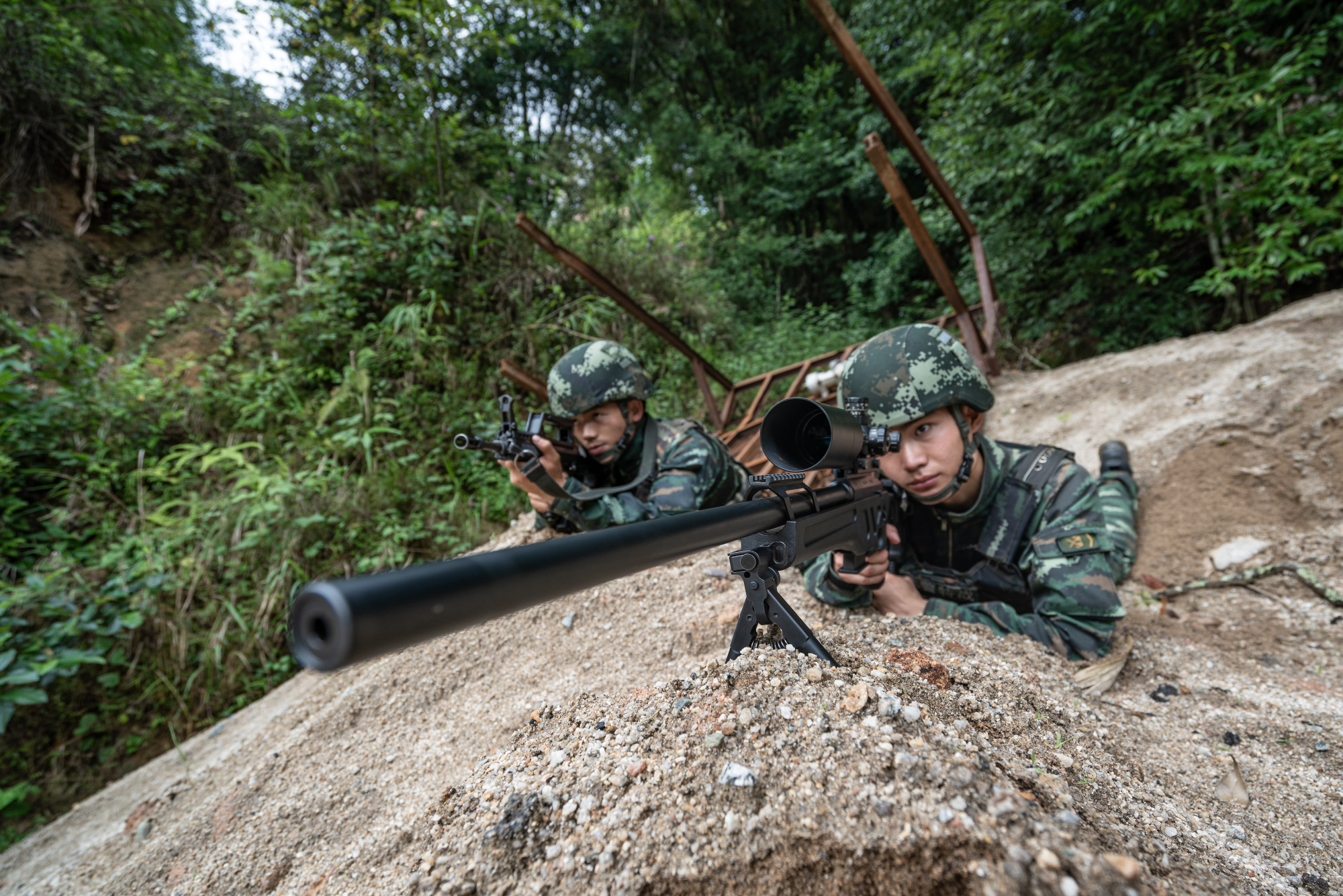 武警云南总队临沧支队组织特战队员展开野外驻训