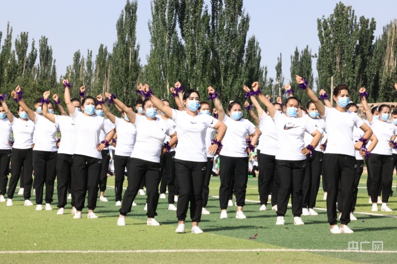 新疆阿图什幸运舞起来 首届广场舞角逐举行