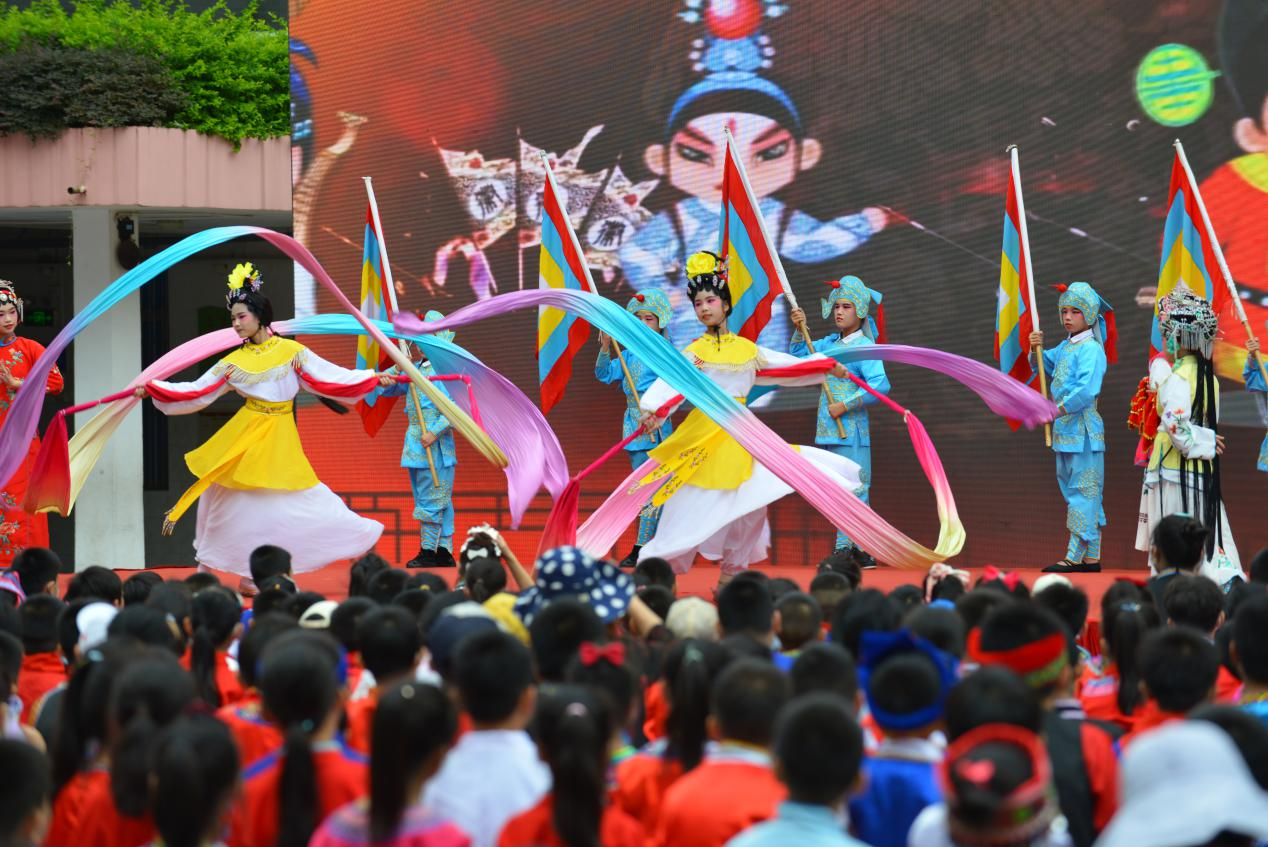 广西南宁非遗文化进校园萌娃表演秀传承