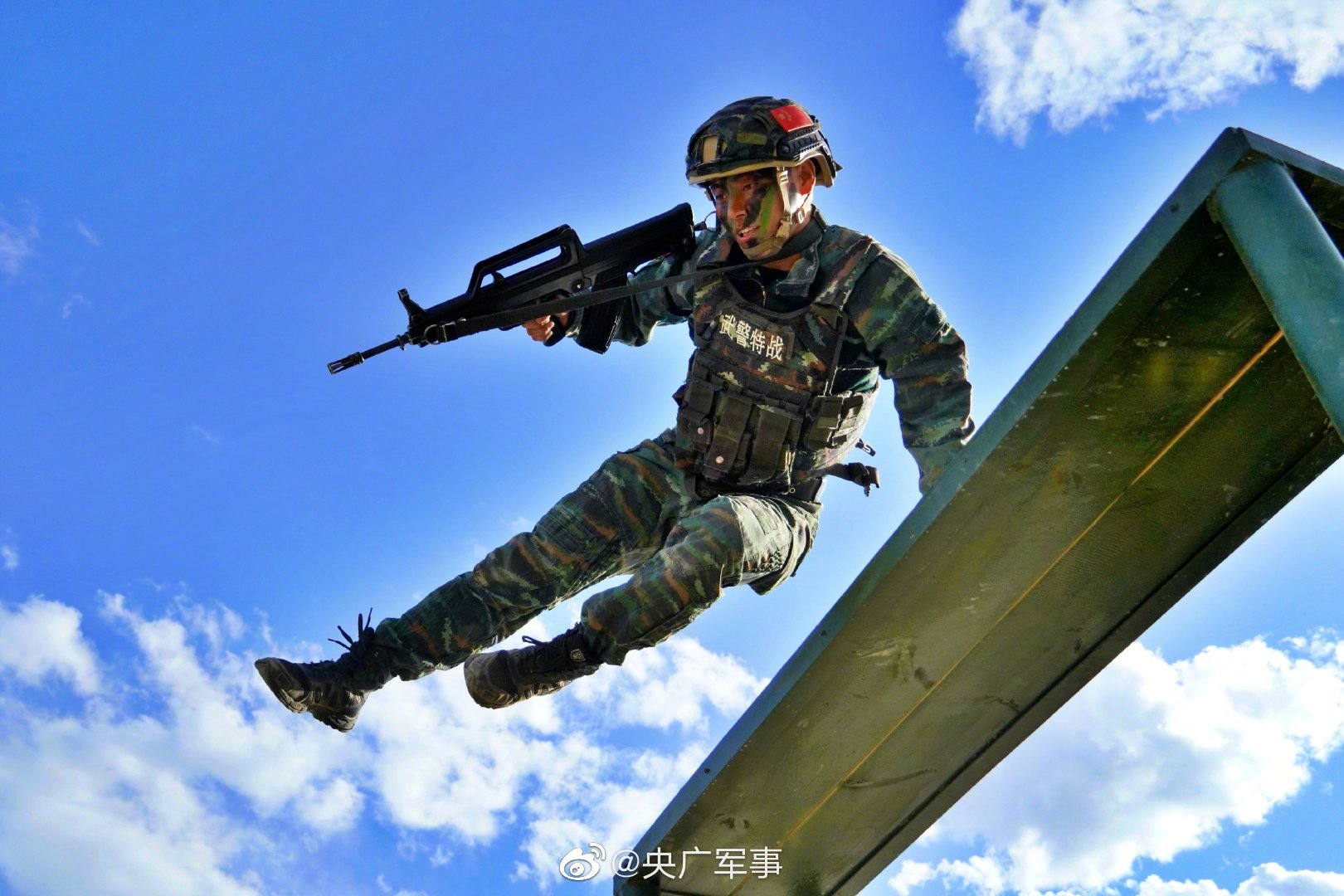 高清大图武警特战队员开展重难点课目训练