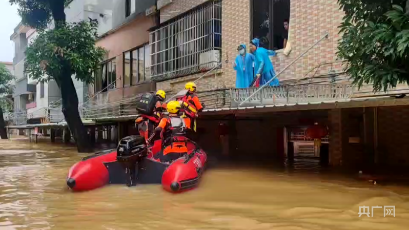 乐鱼全站app下载暴雨来袭 广东江门消防紧急疏散转移被困群众218人