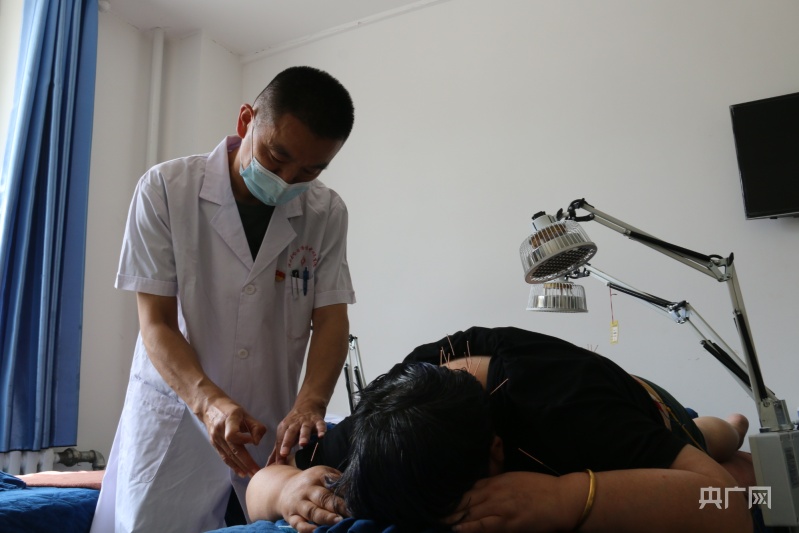 新疆温泉县：州里卫生院中医药效劳全笼盖