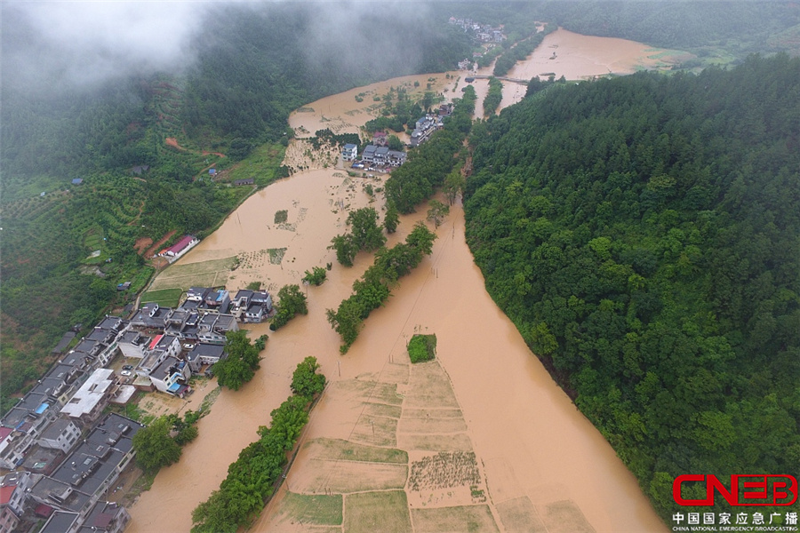 江西省龙南市洪水肆虐大量房屋农田被淹