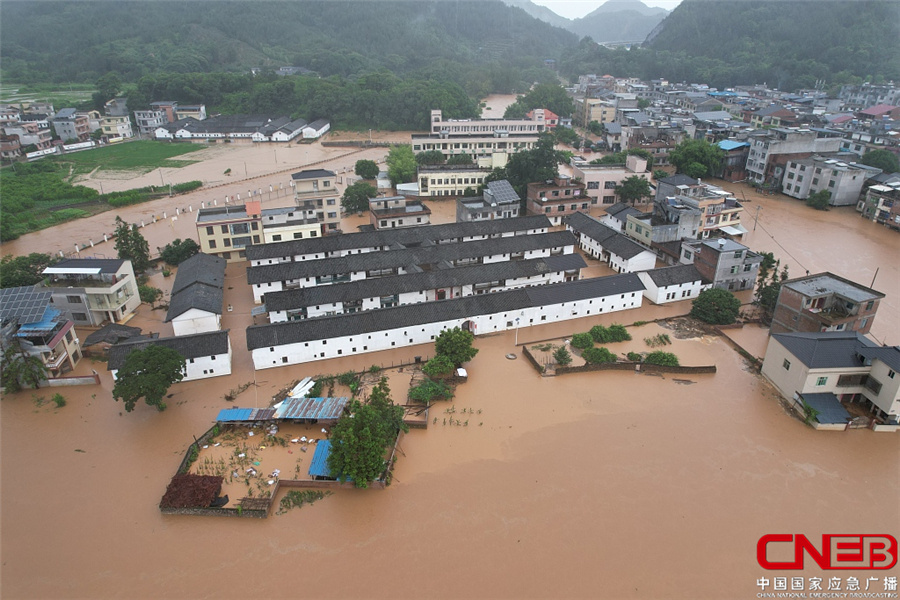 江西省龙南市洪水肆虐大量房屋农田被淹