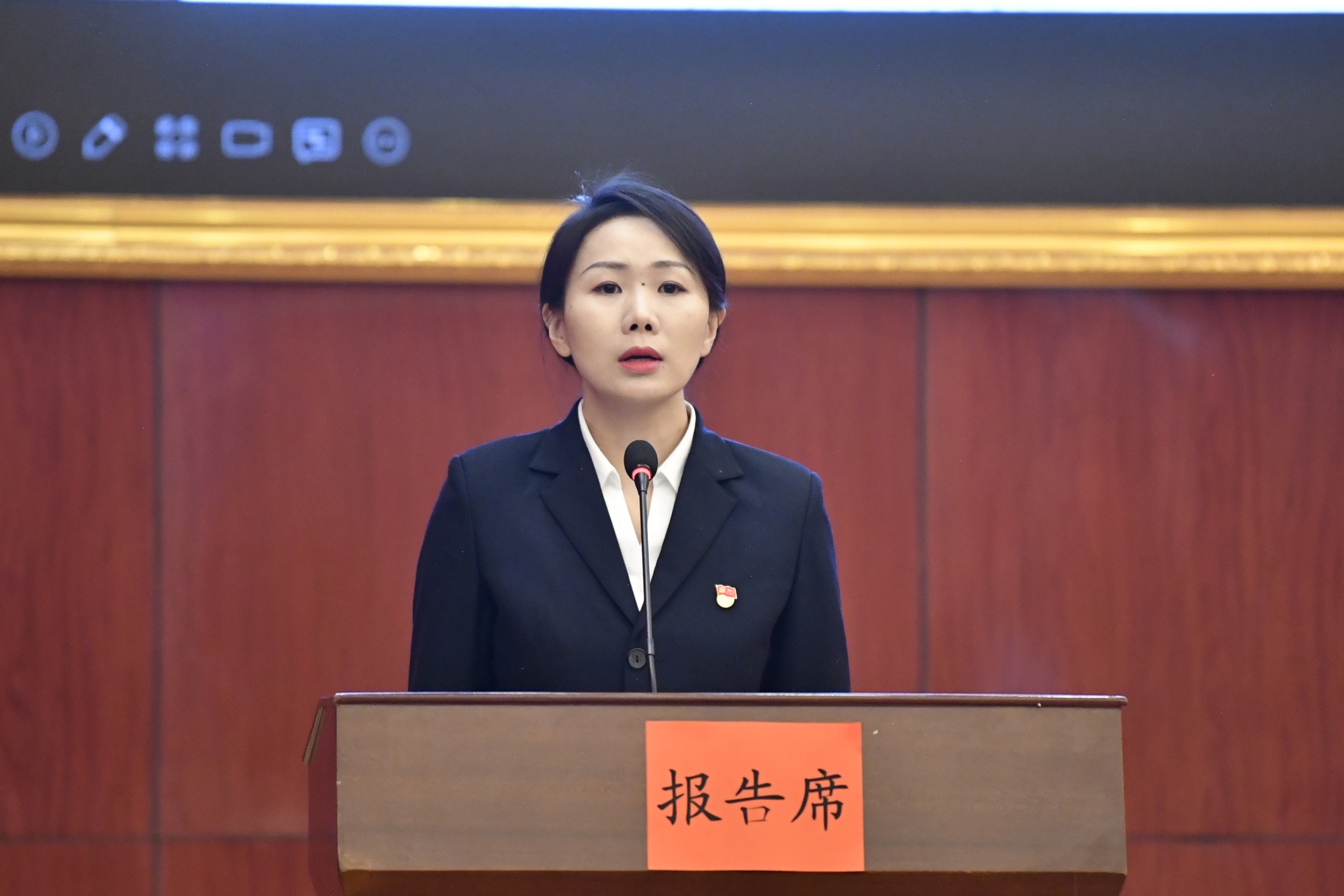 青海果洛一场催人奋进的报告会