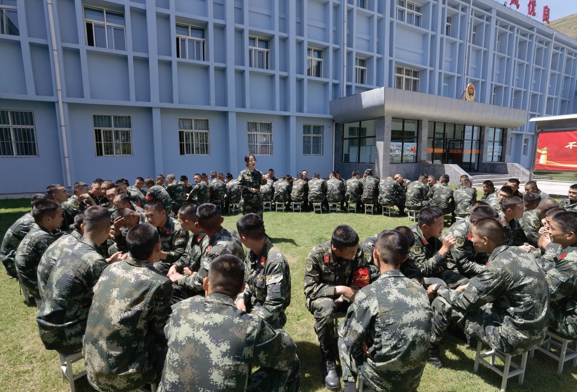 铸就了"温情护甲",不仅使武警青海总队西宁支队官兵坚定了理想信念