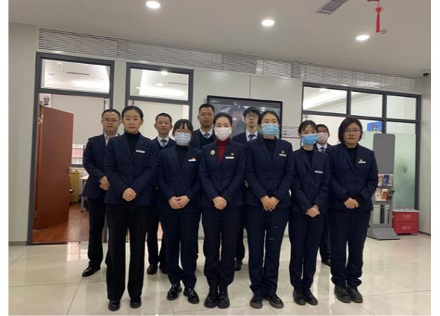 工商银行南京中大街支行员工合影(央广网发 通讯员供图)近日,一位客户