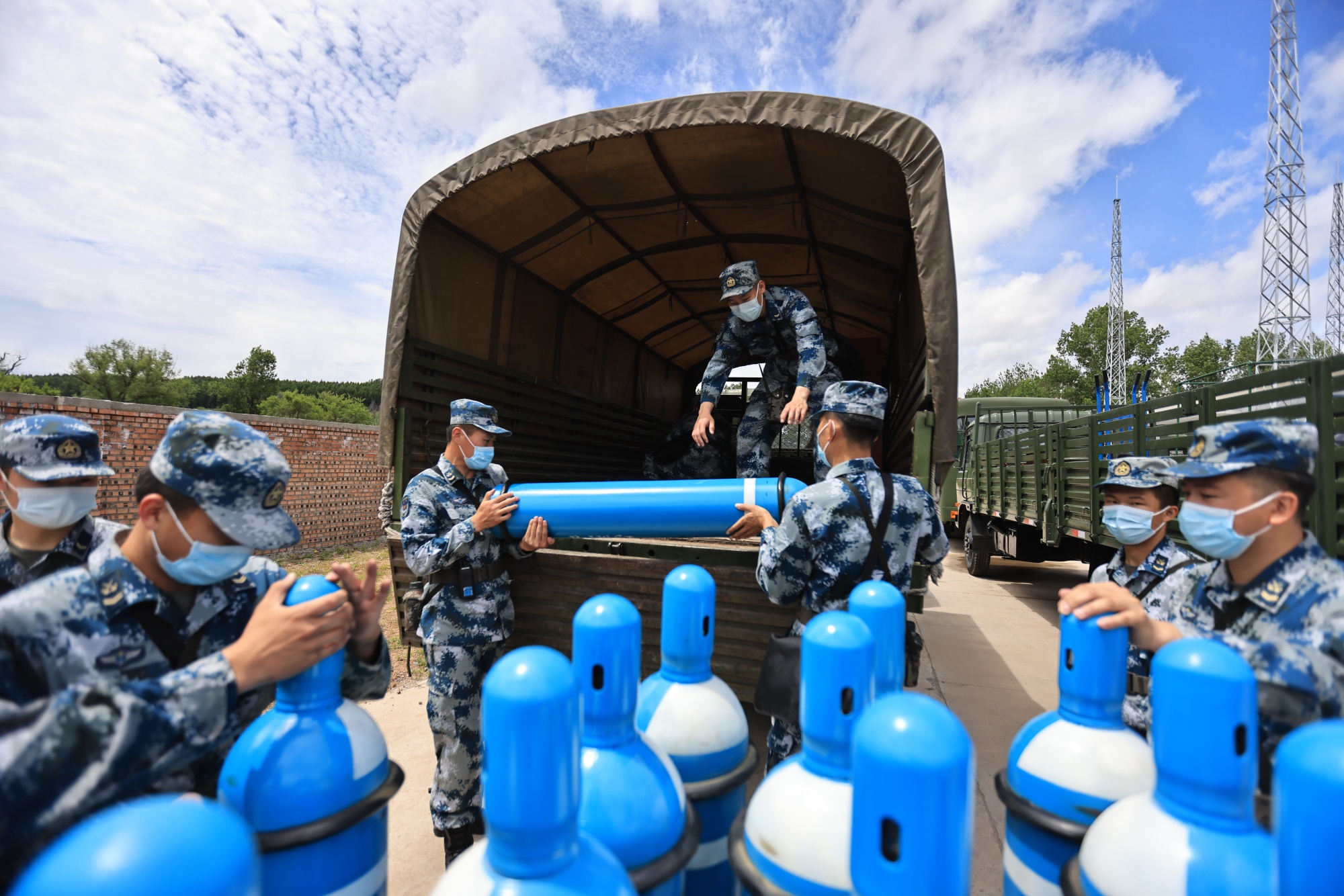 北部战区空军某场站开展野外制氧制氮演练_央广网