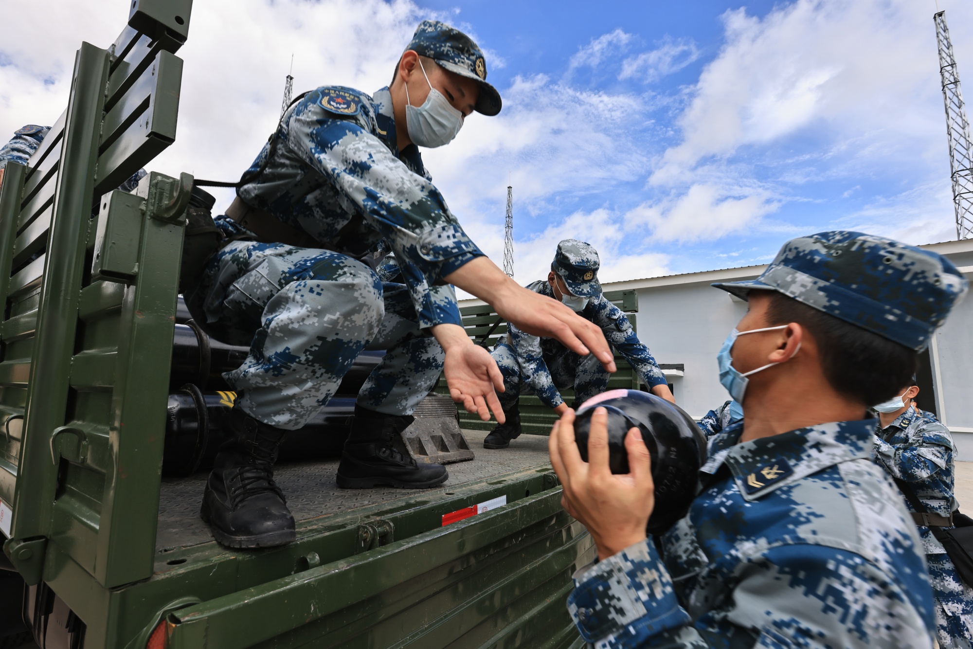 北部战区空军某场站开展野外制氧制氮演练_央广网