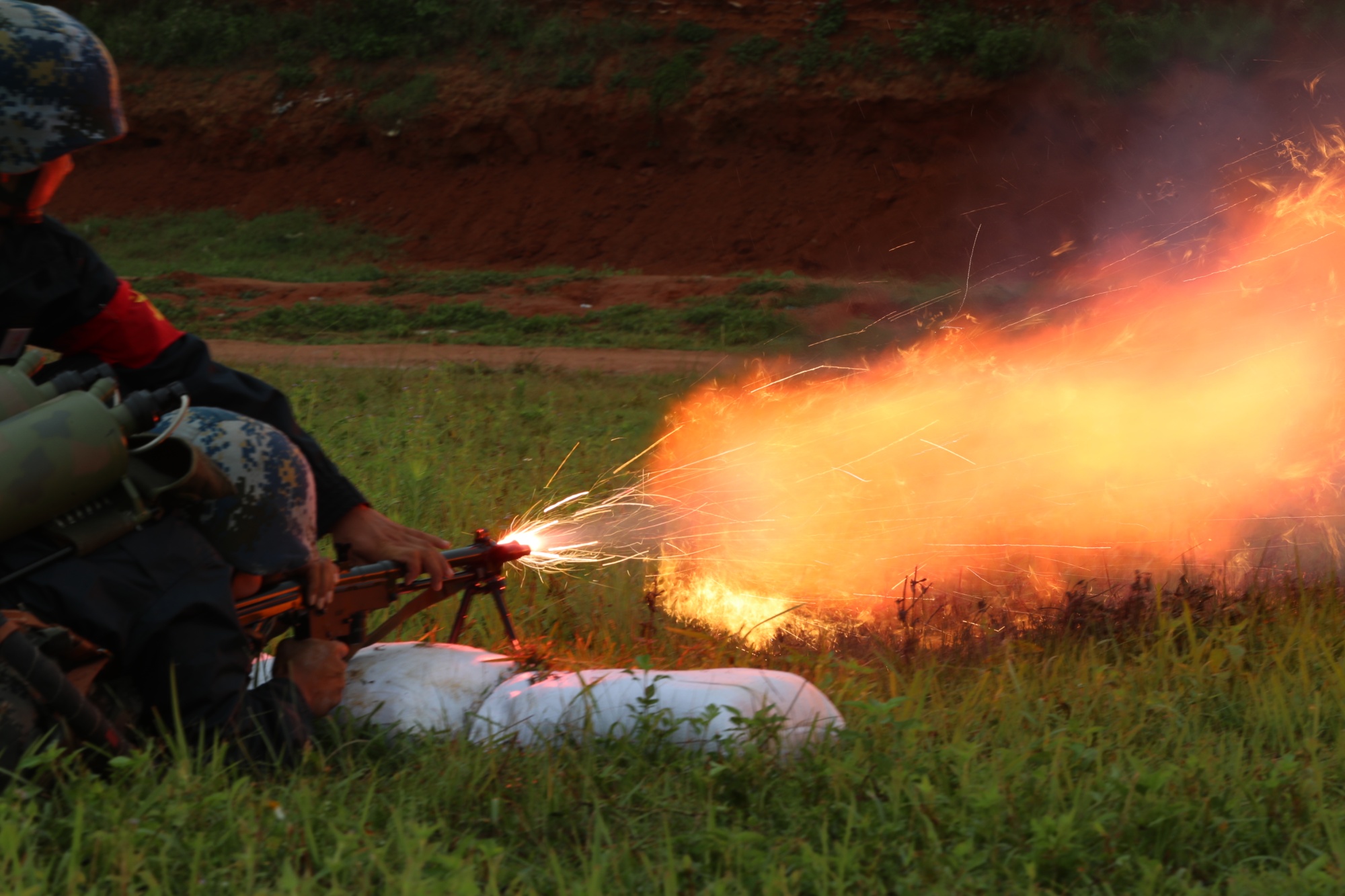 南部战区海军陆战队某旅开展喷火器实喷考核