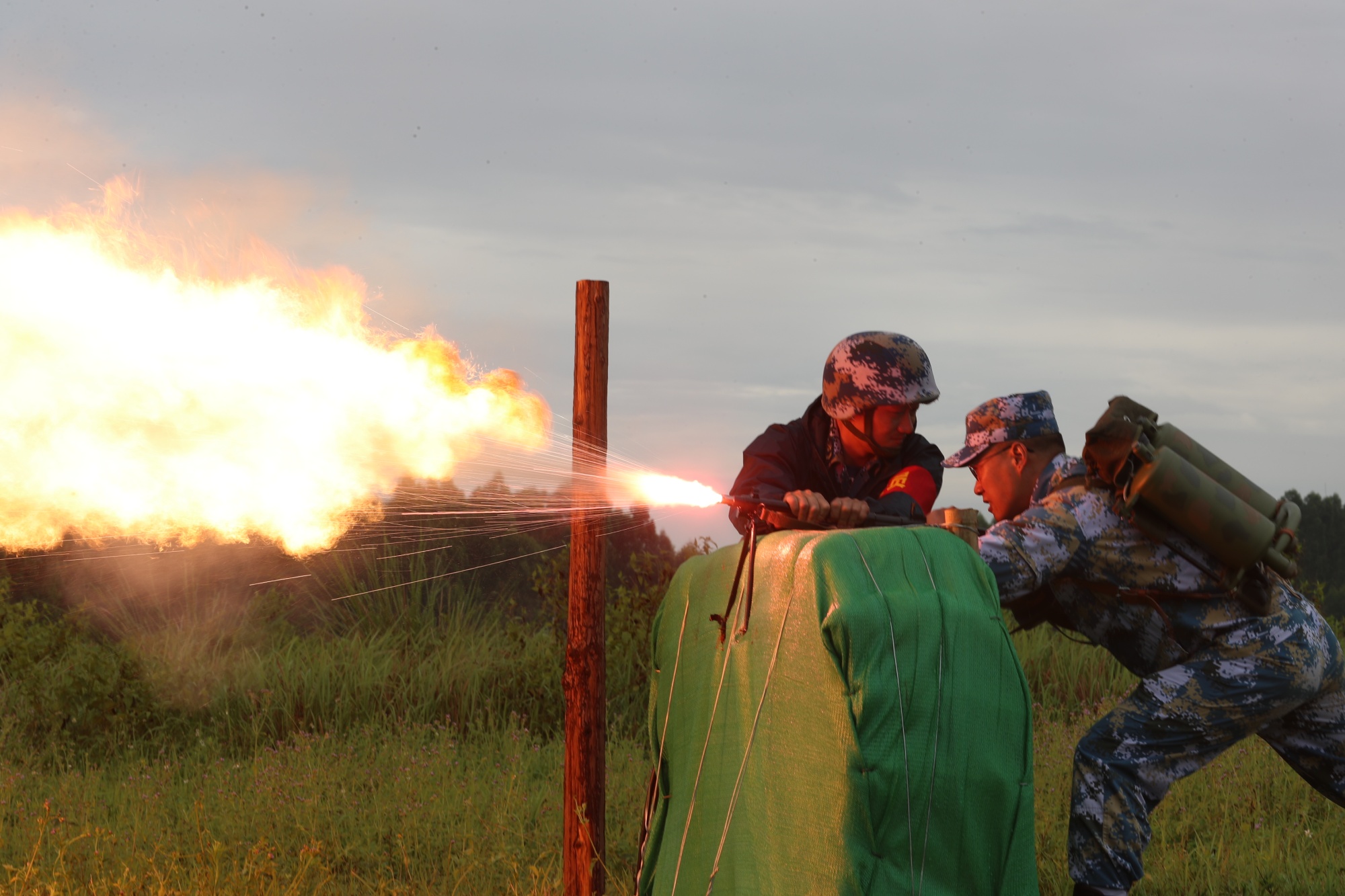 南部战区海军陆战队某旅开展喷火器实喷考核