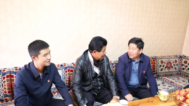 黄南州河南县县委书记慰问老同志