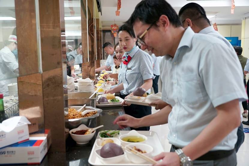 浦发银行南宁分行:食堂午餐忆苦思甜