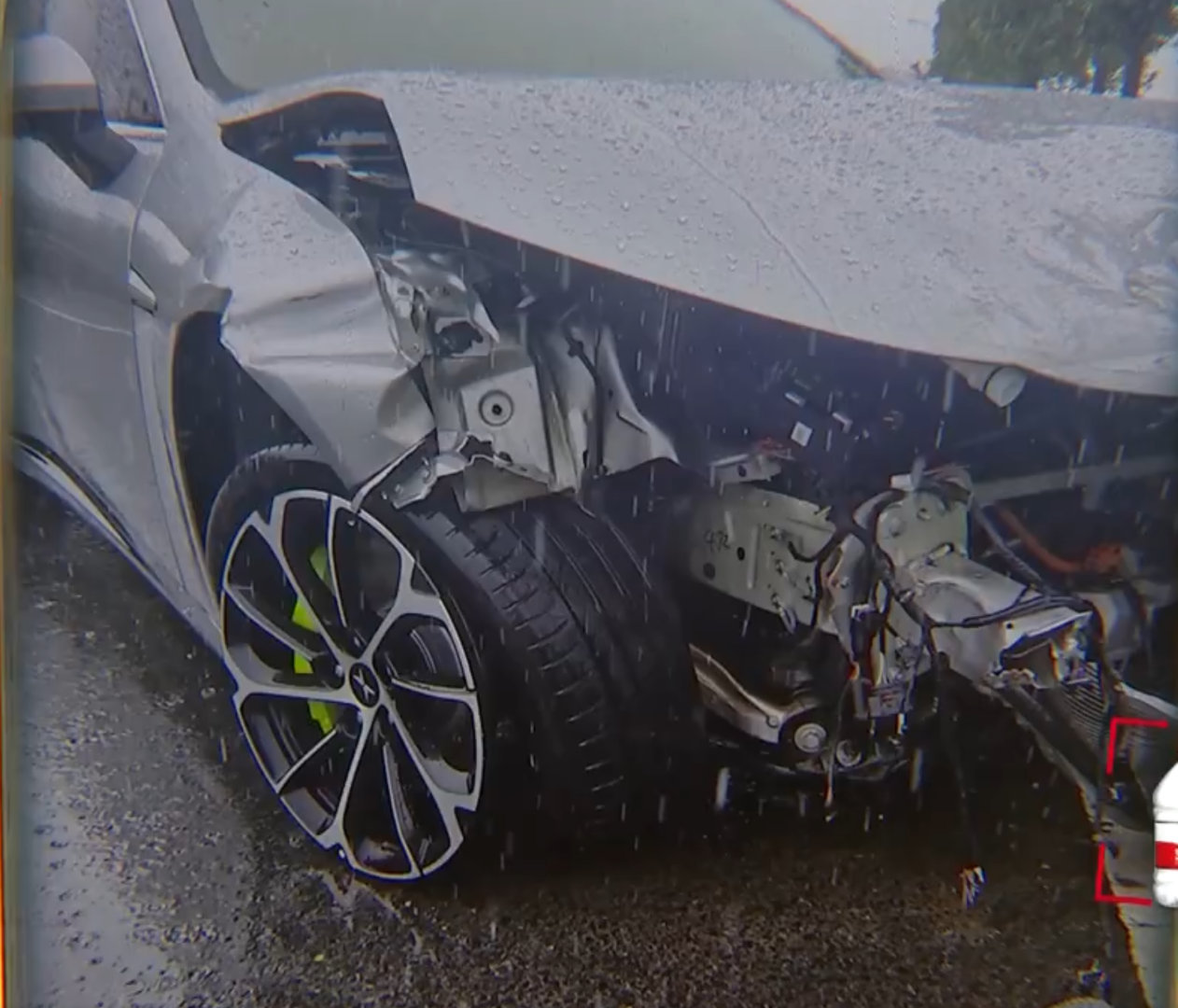 小鹏P7发生事故车头受损气囊未弹出