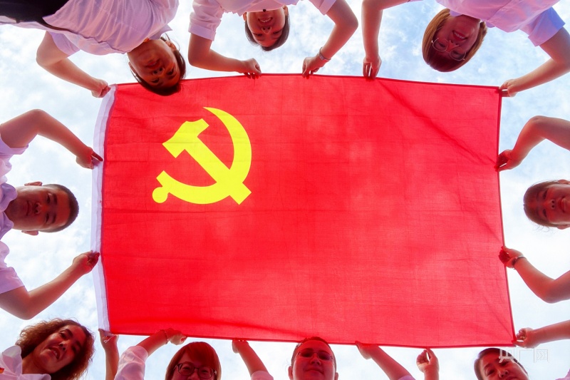 焉耆县我与党旗共合影同心献礼二十大