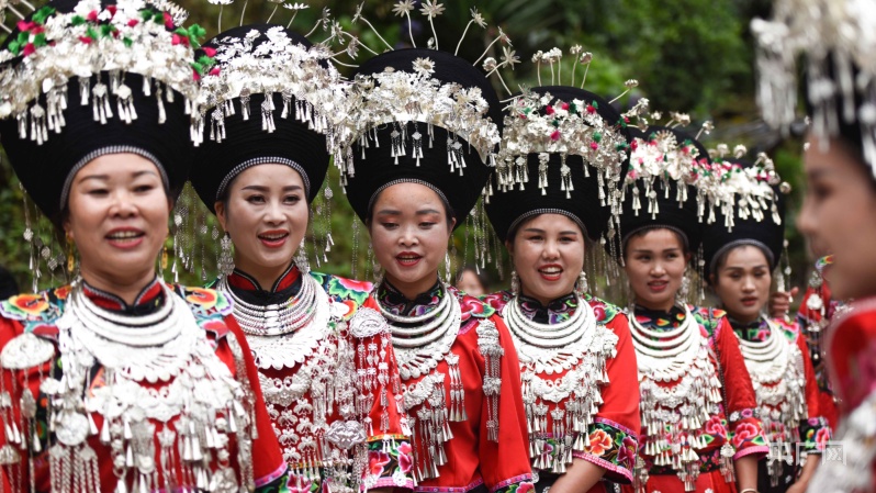 苗族同胞在贵州省铜仁市松桃县盘信镇大湾村唱苗歌(央广网发 龙元彬