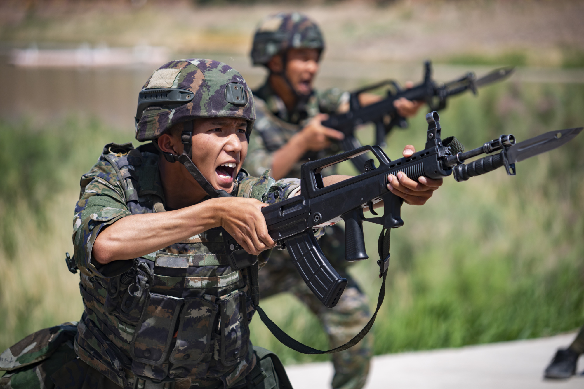 武警新疆总队某新兵团进行阶段性考核_央广网