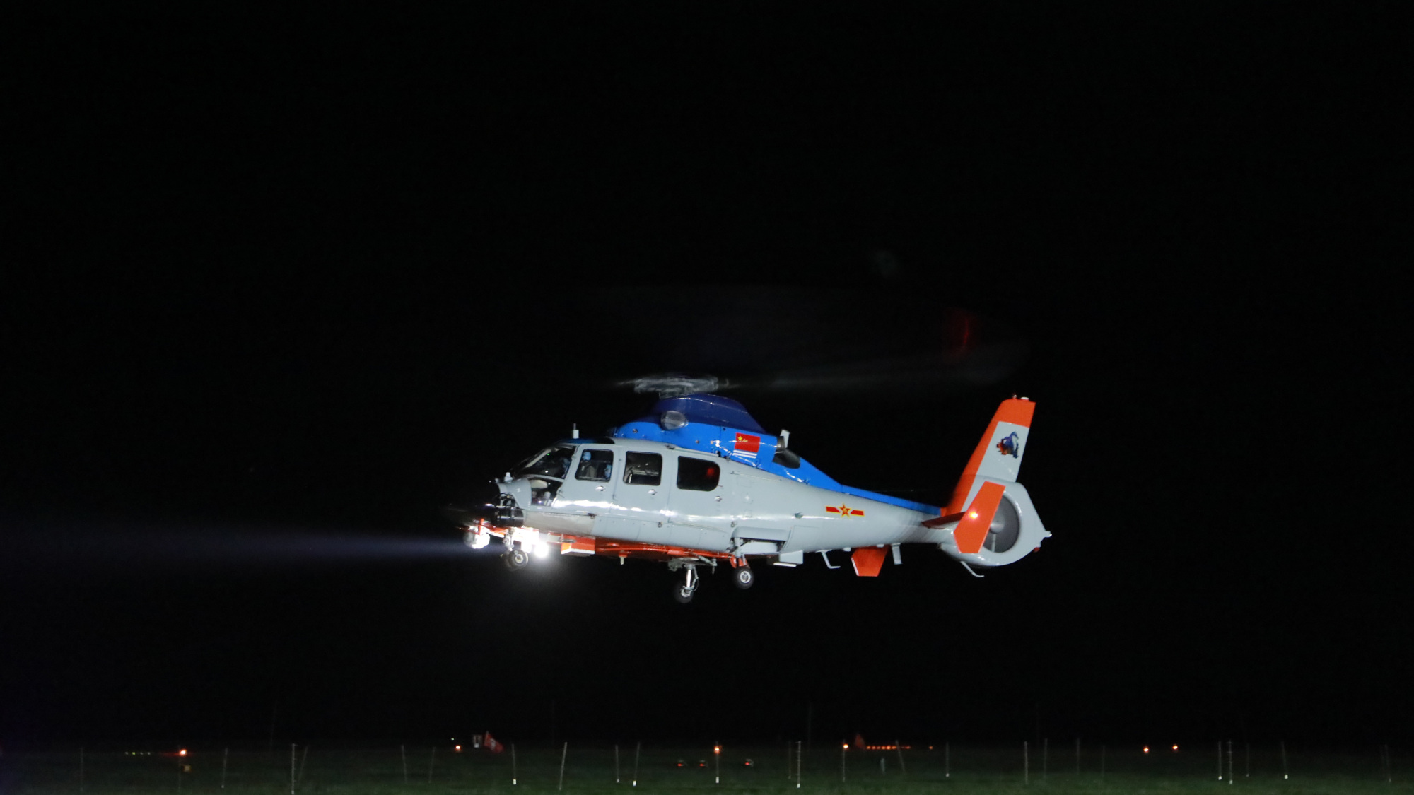 海军某舰载直升机部队开展下半夜飞行训练_央广网