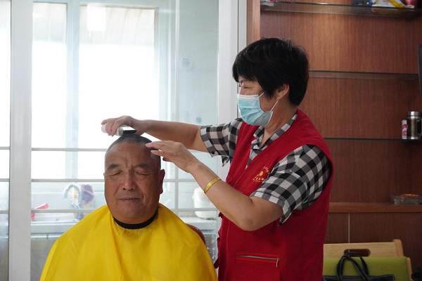 射阳县居家养老服务(央广网发 射阳县政协供图)"面对人口老龄化日益