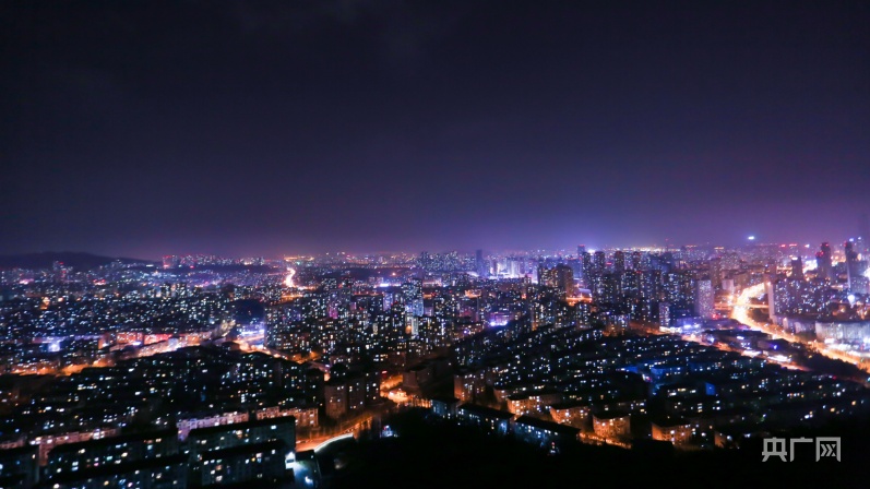 图游大连夜色点亮万家灯火鸟瞰城市别样景色