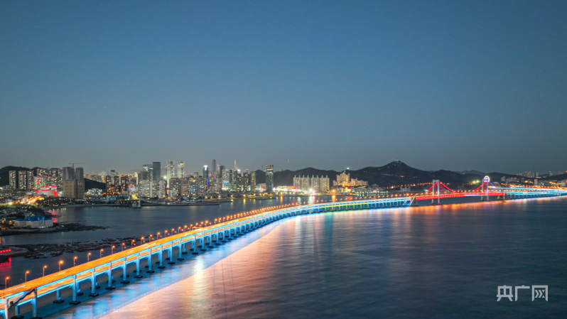 图游大连夜色点亮万家灯火鸟瞰城市别样景色