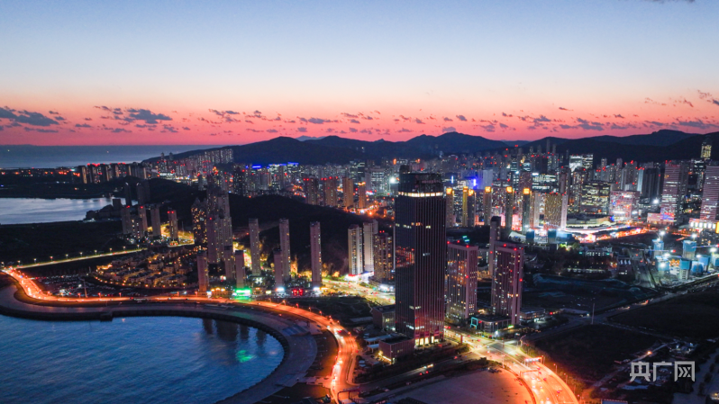 图游大连夜色点亮万家灯火鸟瞰城市别样景色