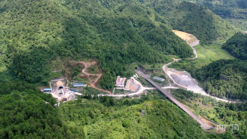 贵南高铁贵州段施工现场(央广网发 刘先雨 摄)据悉,贵南高铁是我国"八