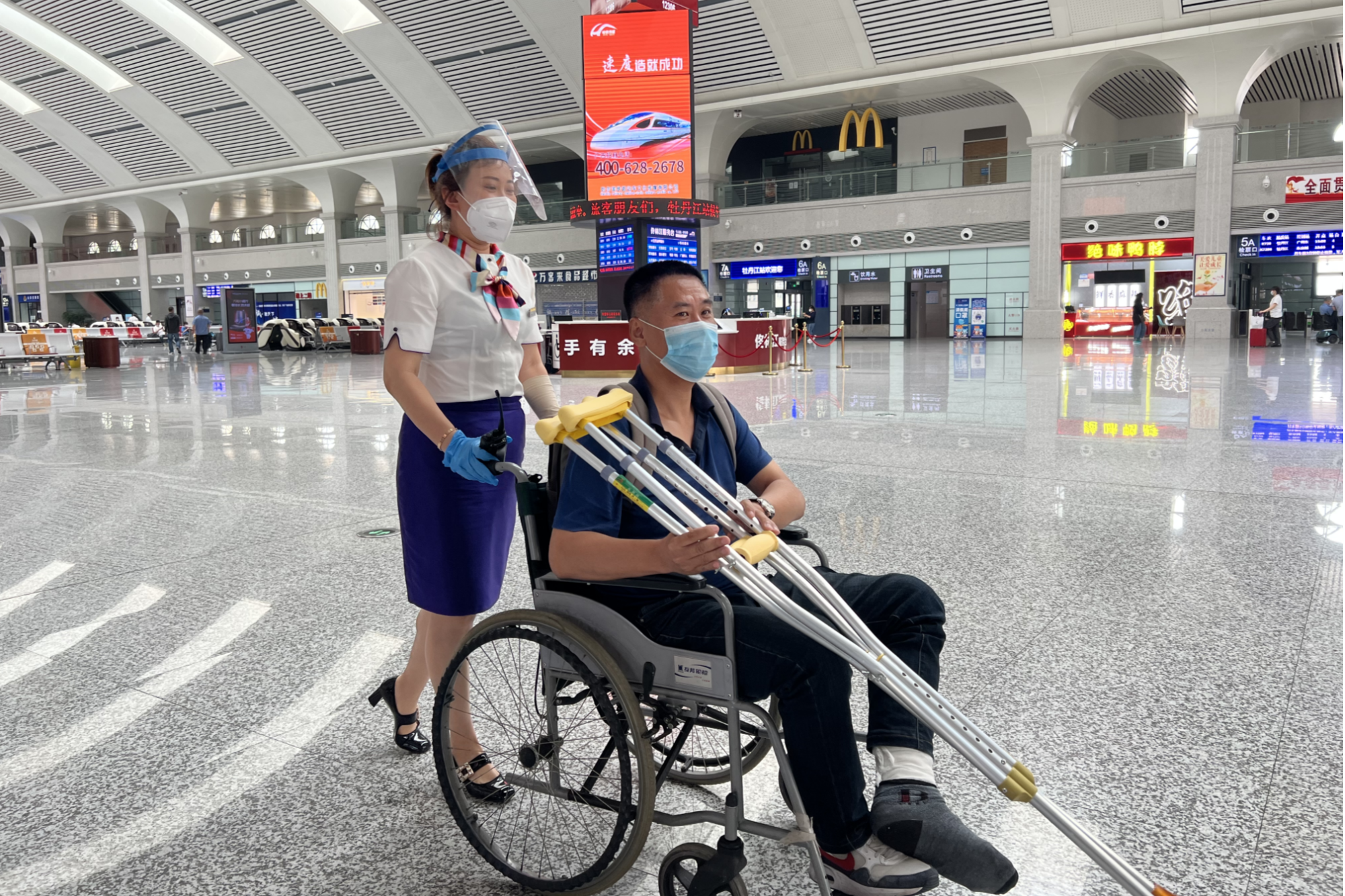 用微笑为旅客送清凉_央广网